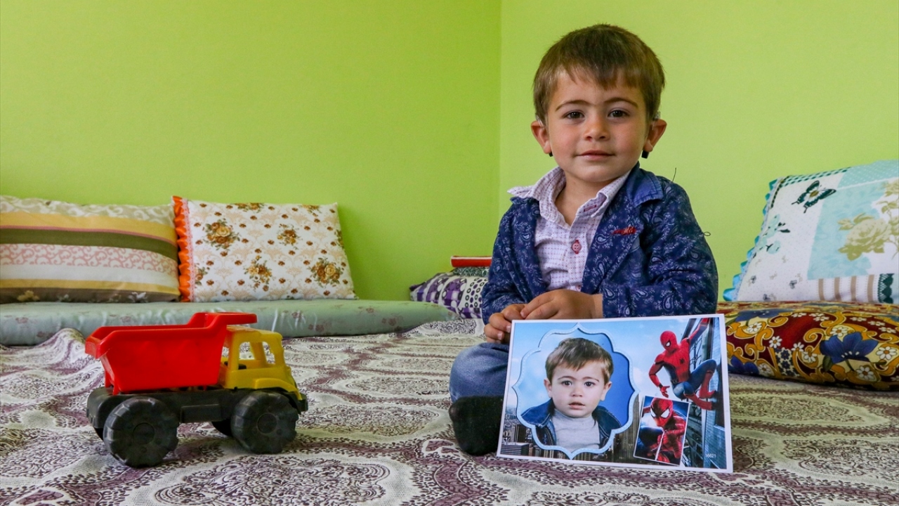 İki kulağının da tamamen kapalı olduğu belirlenen minik Yusuf, Van`dan Ankara Dışkapı Yıldırım Beyazıt Eğitim ve Araştırma Hastanesi`ne sevk edildi.