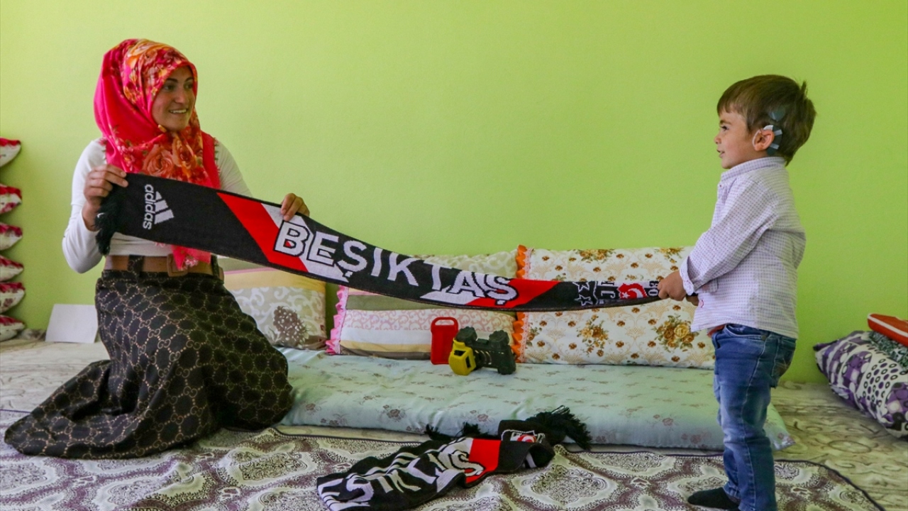 Gün boyunca oyuncaklarıyla oynayan Yusuf, 8 kardeşiyle maç saatlerinde de televizyon karşısına geçip, sahadaki o heyecanı yaşıyor.