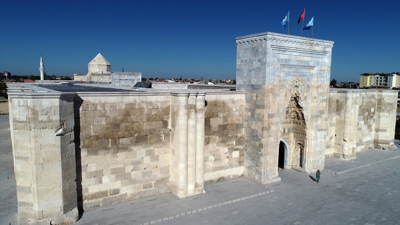 Tabiat Varlıklarını Koruma Genel Müdürlüğü tarafından yaklaşık 28 ay süren restorasyon çalışmalarının ardından kervansaray içinde, canlı müze, çanak, çömlek, bıçak, kılıç ve halı dokuma atölyeleri ile halı müzesi gibi mekanlar oluşturuldu.