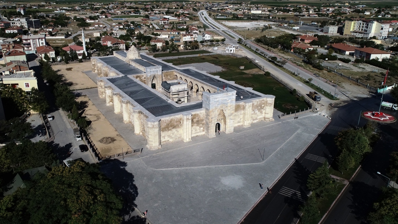 İç Anadolu Bölgesi`ni ziyaret eden yerli ve yabancı turistlerin uğrak noktalarından biri olan Aksaray`daki tarihi yapının, ekimde açılacağı bildirildi.