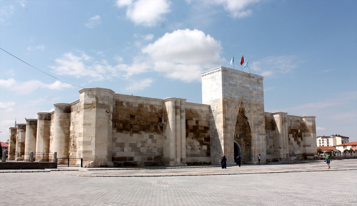 Sultanhanı Belediye Başkanı Fahri Solak, yaptığı açıklamada, restorasyona 2017 yılında başlandığını söyledi.