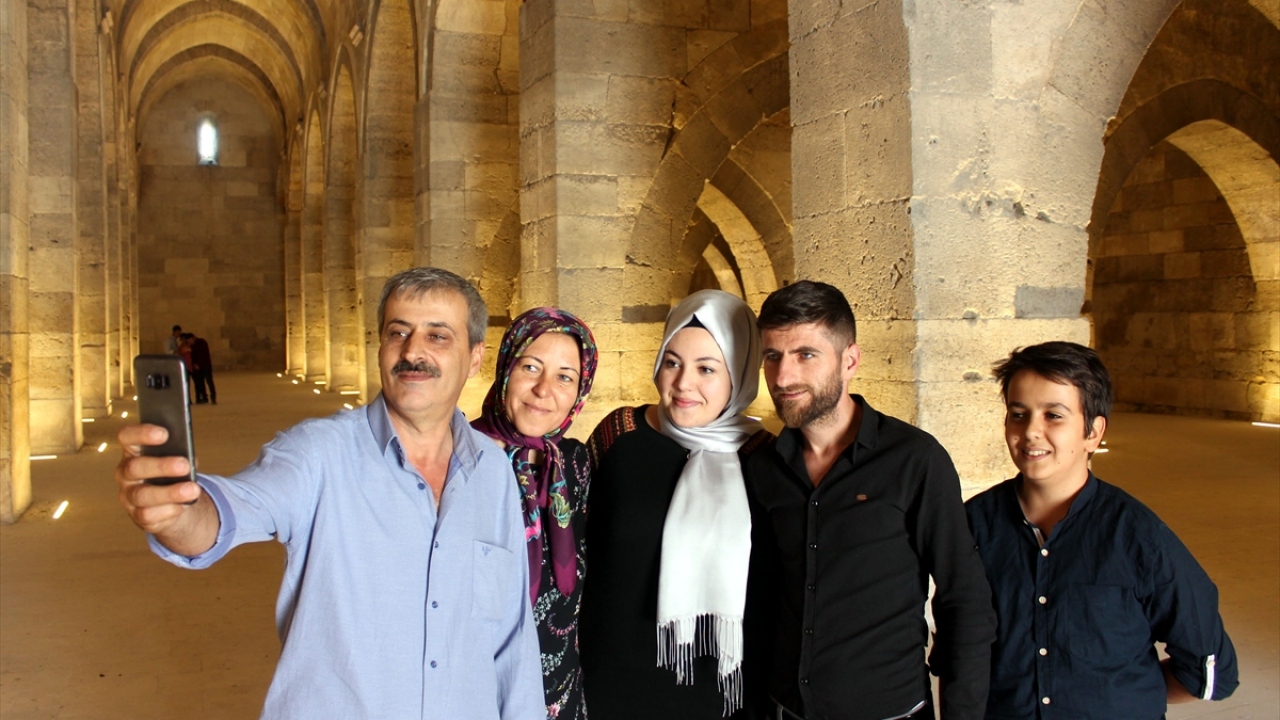 Solak, restorasyon çalışmaları kapsamında yapının üst kısmının, kurul onayı ile kurşun ile kaplandığını vurguladı.