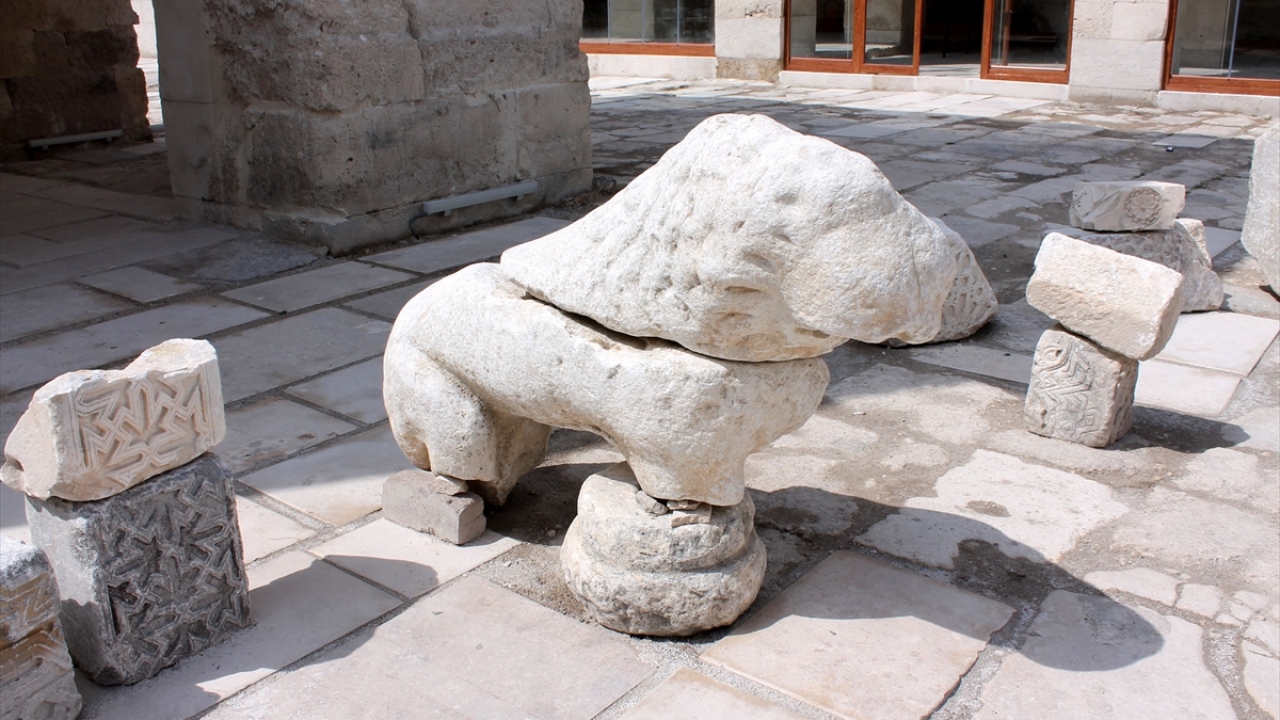 "Kervansaraya getirilen taşların bir çoğu mezarlıklardan."