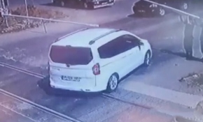 Jandarmanın müdahalesiyle trenin altında kalmaktan saniyelerle kurtuldular