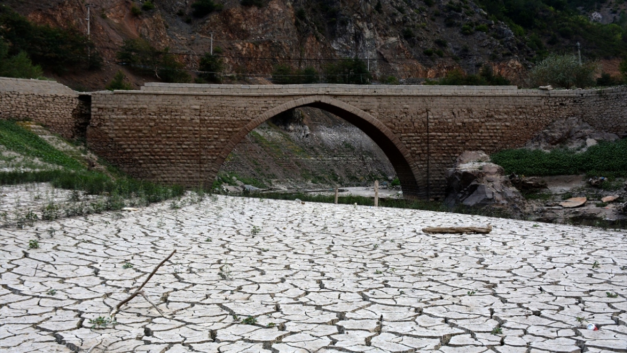 Eski Gümüşhane-Trabzon kara yolu üzerinde, 14 metre yüksekliğe sahip köprü, vatandaşların dikkatini çekti.