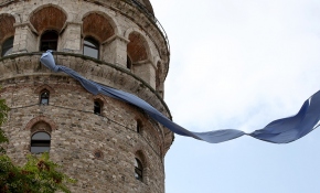 Galata Kulesi'ne mavi kravat
