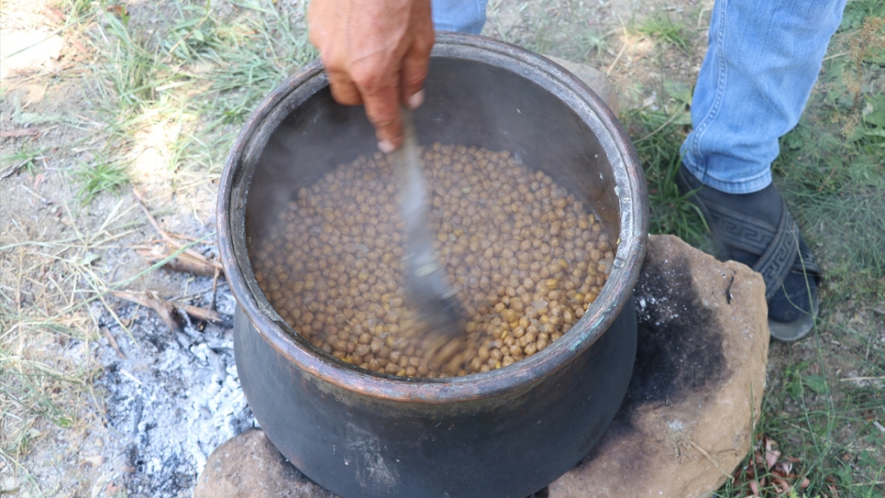 Ardından 9 numara elekten geçirilen nohutlar, yabancı maddelerden ve kırık olanlardan arındırılarak leblebi yapımı için meşe külü içeren tuzlu su içerisinde haşlanıyor.