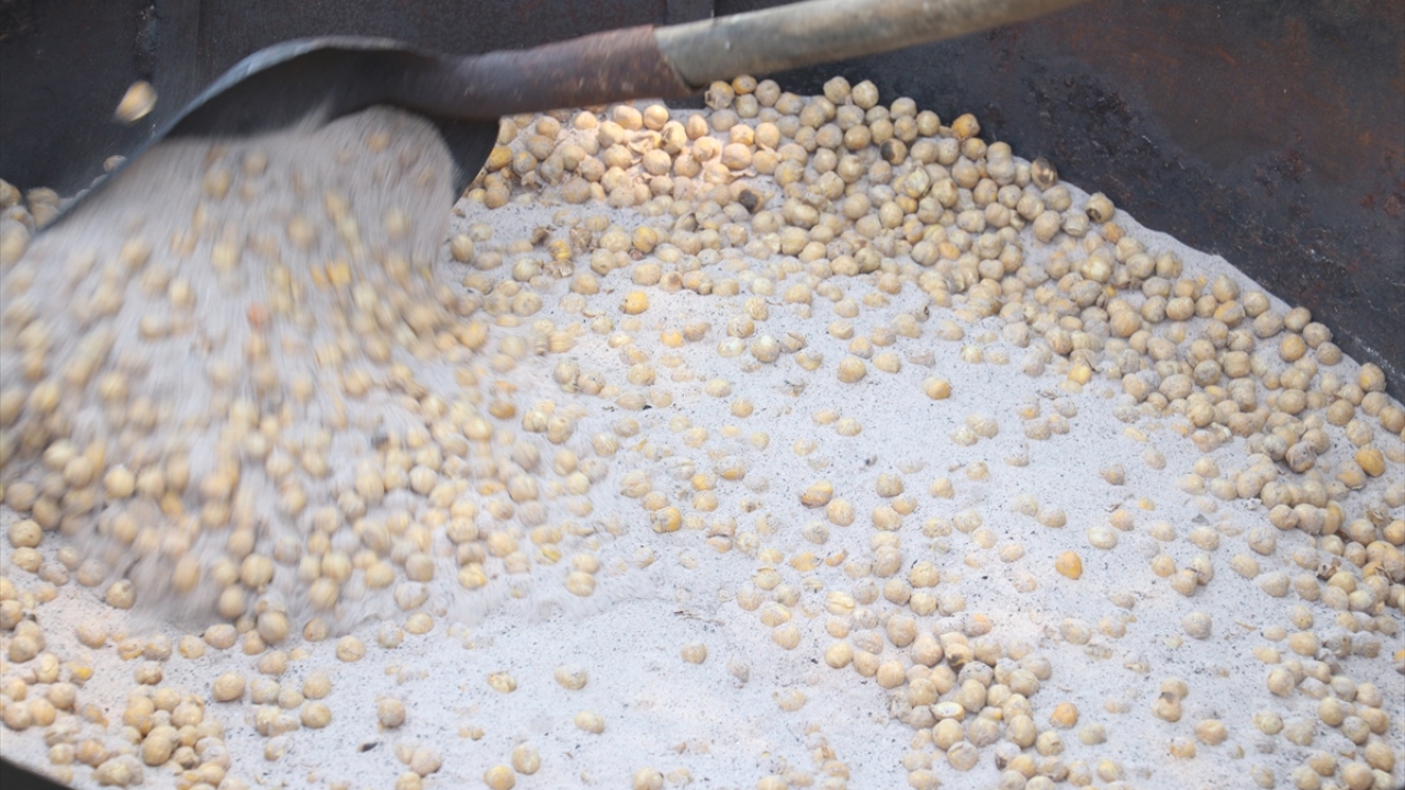 Haşlanan nohutlar bu arada sacda kızdırılan, sıcaklığı 200 dereceye varan yöreye has beyaz kum içerisine dökülerek nar gibi kızarana kadar kavruluyor. 