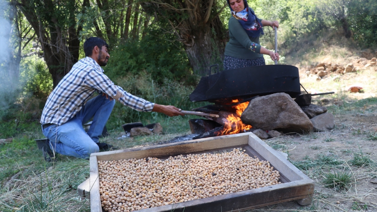 Daha sonra elekten geçirilerek kumundan ayrılan nohutlar soğuduktan sonra avuç içerisinde ovalanmak suretiyle kabuğundan ayrılıyor ve Ağın leblebisi olarak tüketime hazır hale getiriliyor.