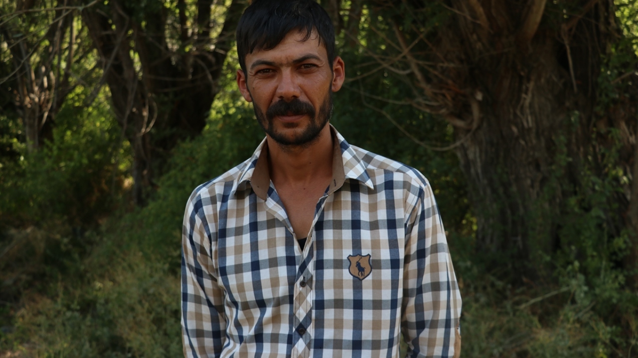 Sinan Ergül leblebinin yapımında kullanılan yöreye has nohut, kum ve meşe külünün odun ateşi üzerinde sırlı bir lezzet üçgeni oluşturduğunu belirterek, leblebinin kıvamını tutturmanın ustalık gerektirdiğini vurguladı.