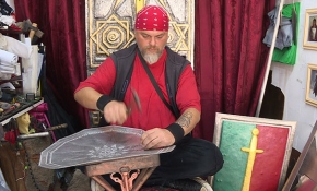 Farklı kültürlerin sembollerini metale işliyor