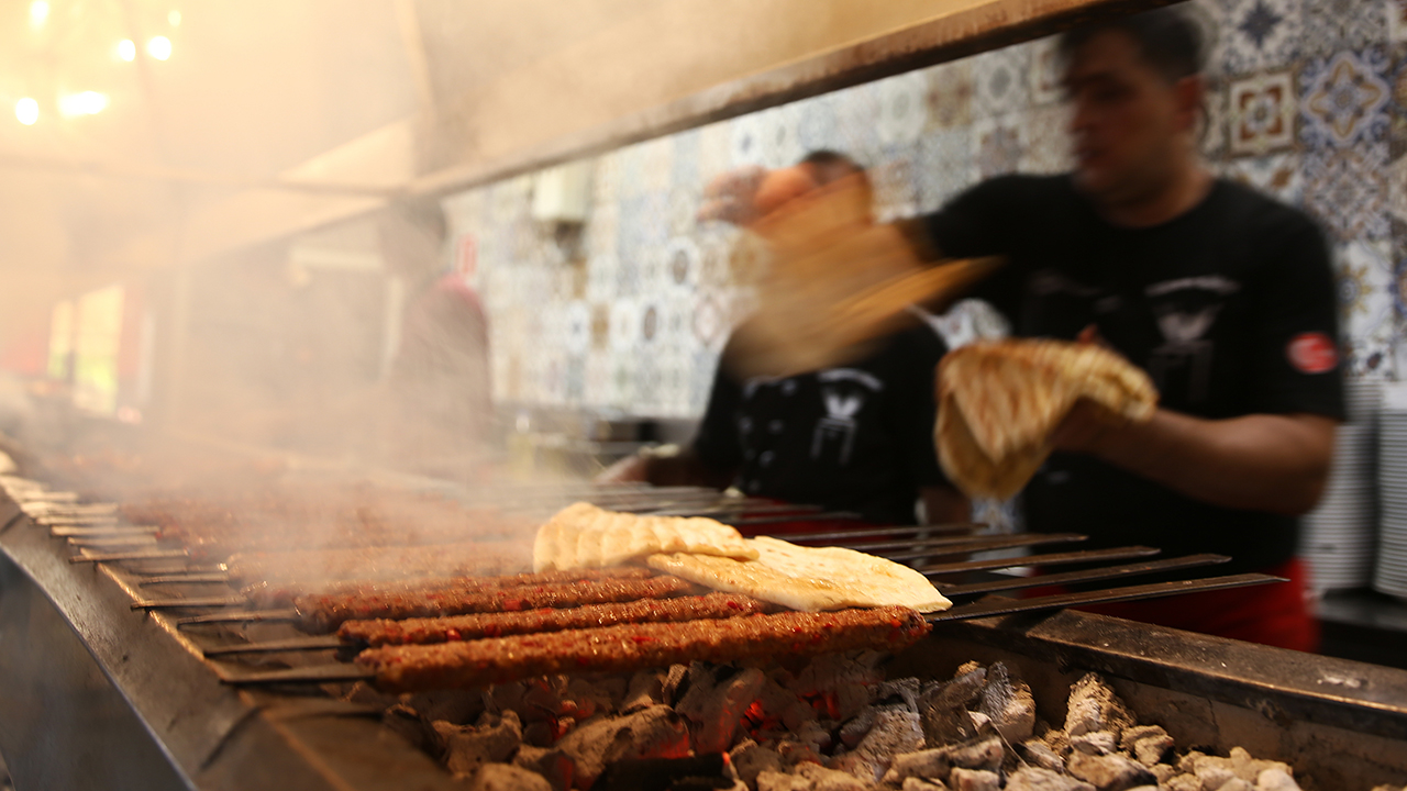 Adana Valiliği himayesinde 4-6 Ekim`de düzenlenecek Lezzet Festivali kapsamındaki hazırlıklar sürüyor.