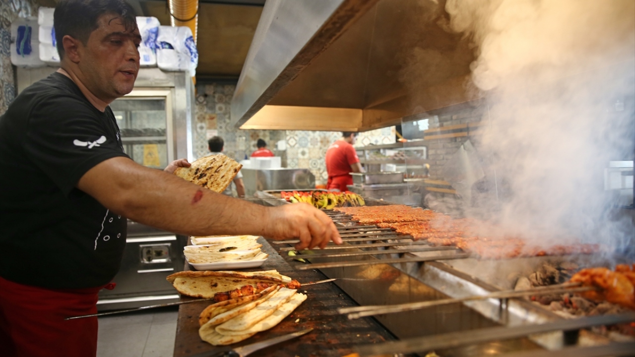 Kentte, Adana Valiliği himayesinde 4-6 Ekim`de düzenlenecek Lezzet Festivali kapsamındaki hazırlıklar sürüyor.