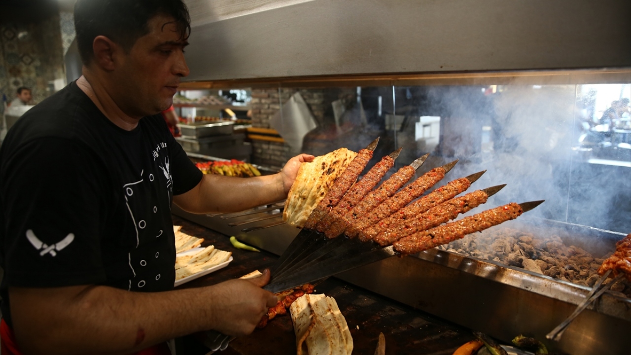 Valiliğin desteğiyle yürütülen rekor denemesi için kebapçı Gül Kıstak, ekibiyle 194,5 metre ile Çin Halk Cumhuriyeti`ne ait "şişte et pişirme" rekorunu kente getirmeyi hedefliyor.