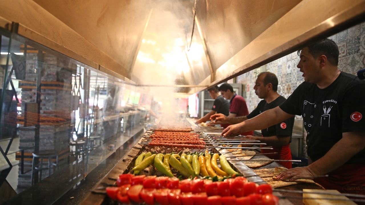 Festivalde Merkez Park`taki bir alana konulacak 2,5 metrelik 100 parçadan oluşacak mangal ile 6 metrelik 37 parçadan yapılacak şişte yarım tonluk etin, yine yarım tonluk kömür kullanılarak pişirilmesi planlanıyor.