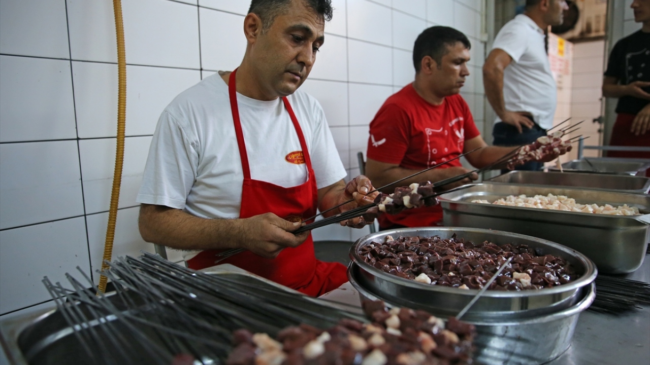 Kıstak, Guinness Rekorlar Kitabı`na resmi başvuruda bulunduğunu ifade ederek, "Resmi hakemimiz atandı. 5 Ekim`de, Lezzet Festivali`nde rekor denememizi yapacağız." dedi.