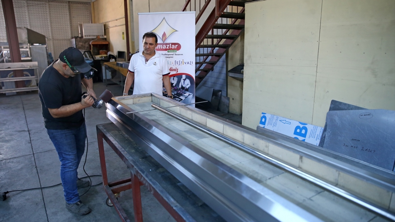 Mangal ve şişlerin yapımı sürüyor