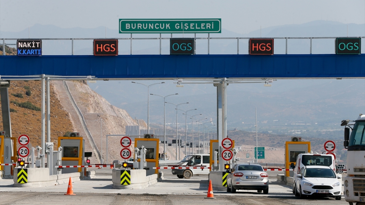 56 kilometresi otoyol, 40 kilometresi bağlantı yolları olmak üzere toplam 96 kilometre ve 6 şeritli olarak yapılan yol üzerinde, 946 metre uzunluğundaki Buruncuk Tüneli inşa edildi.