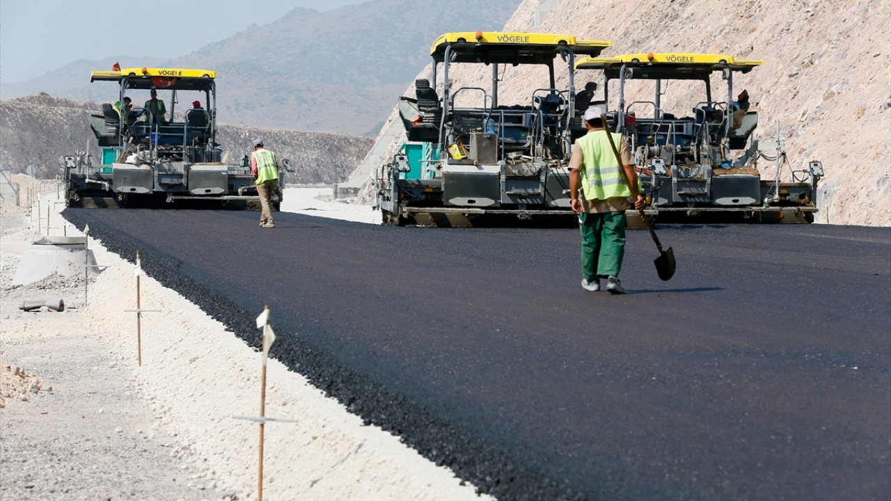 Yol üzerinde 12 köprülü kavşak, 2 hemzemin kavşak, 7 ücret toplama alanı, 3 otoyol hizmet alanı, 6 viyadük, 38 köprü ve 182 menfez de bulunuyor.