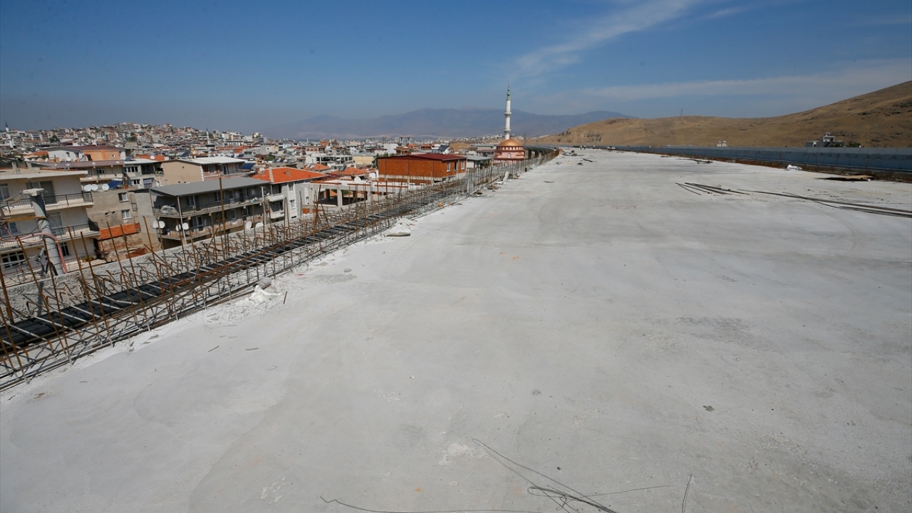 Halen peyzaj ve bazı bölümlerinde üst yapı işlemlerinin devam ettiği otoyolun yıl sonuna yetiştirilmesi için 2 bin 500 işçi ve 750 iş makinasıyla çalışmalar devam ediyor.