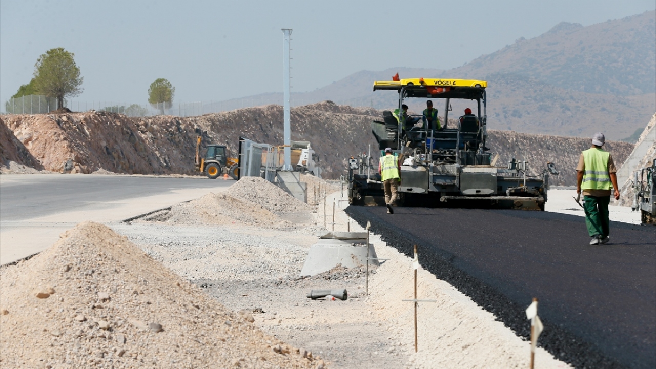 Otoyolun, yapımı planlanan Kuzey Ege Limanı`nın da trafik yükünü önemli ölçüde karşılaması bekleniyor.