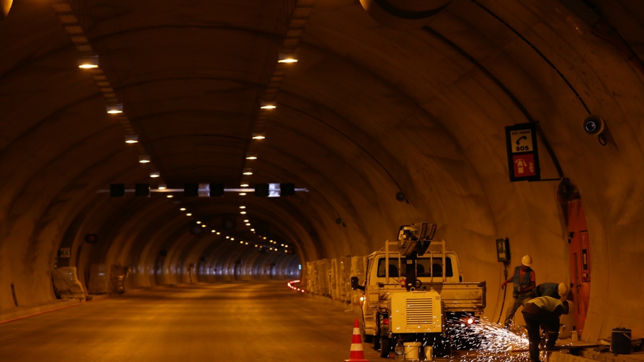 İzmir Müze Müdürlüğü denetiminde 2017 yılında başlayan ve 1670 arkeoloğun görev aldığı çalışmalarda, antik yoldaki taşlar ile sanduka ve podyum mezarlar için kurtarma kazısı yapıldı.