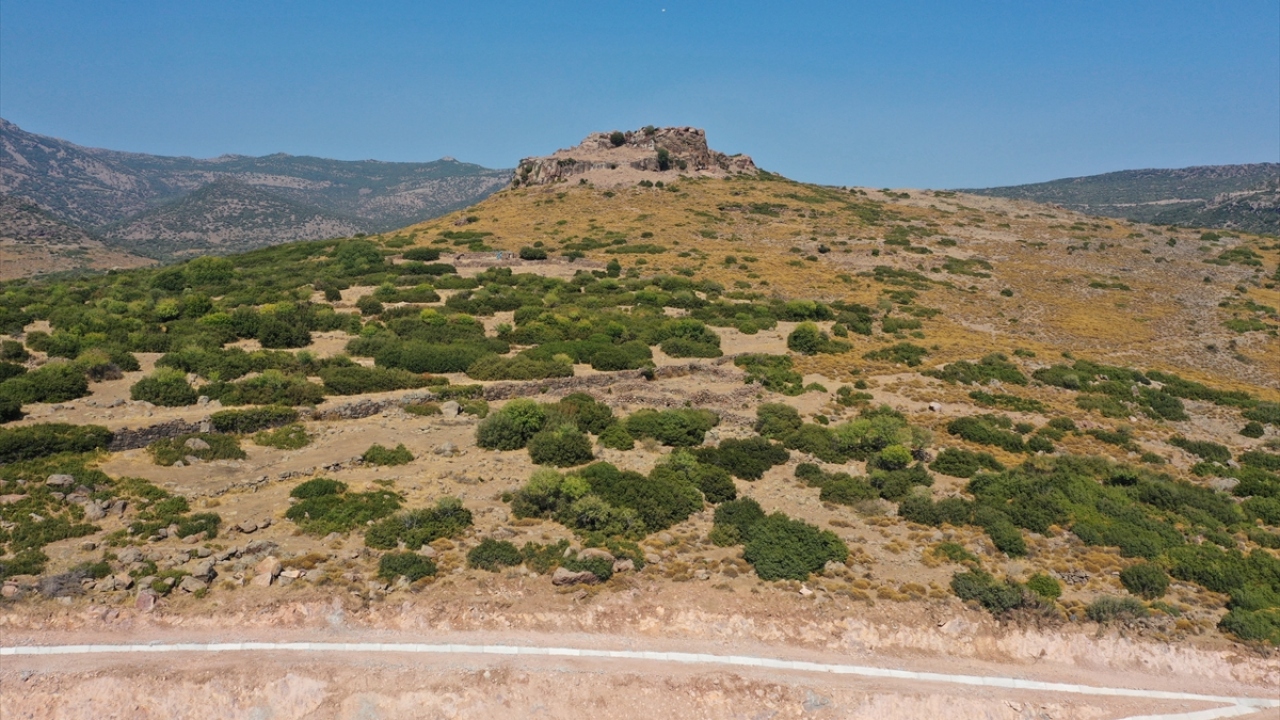 Türkiye`de ilk kez uygulanan yöntemle antik yol ve mezarların yerlerinde sergilenmesi için çelik köprü projelendirildi.