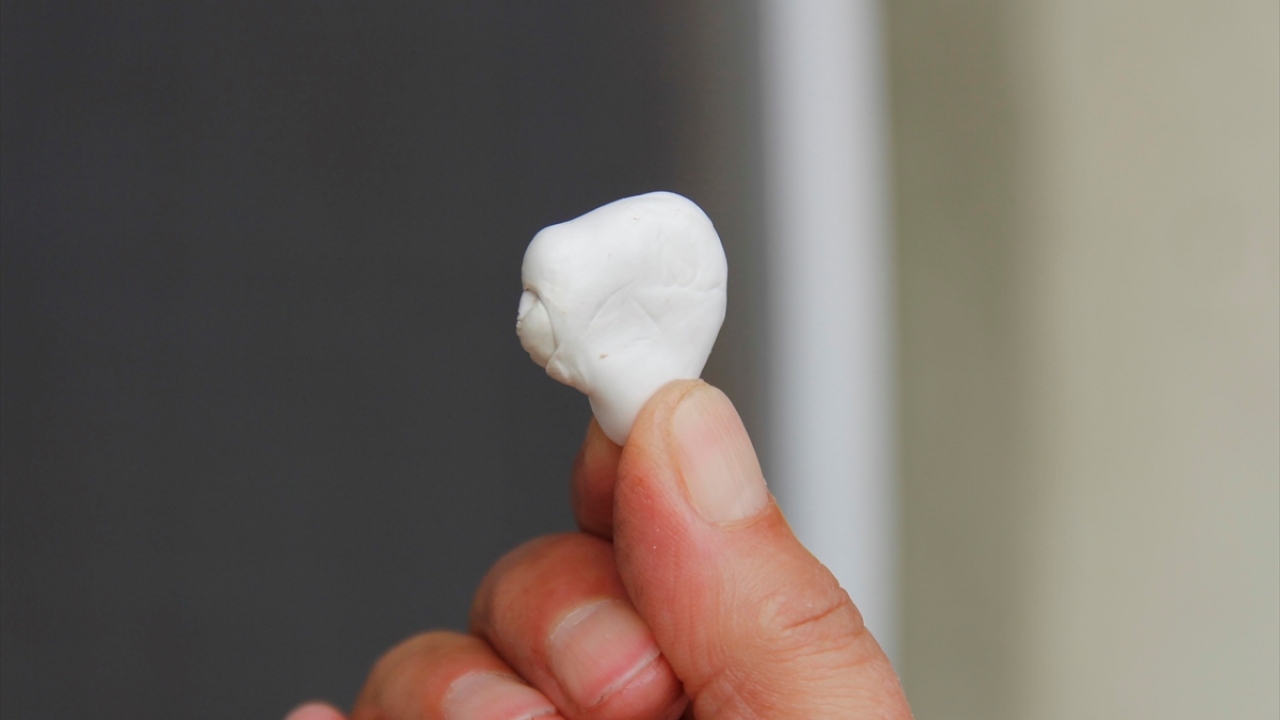 Kadınların binbir zahmet vererek yaptığı sakızlar, tane olarak ya da kilosu 500 liradan tüketiciye satılıyor.