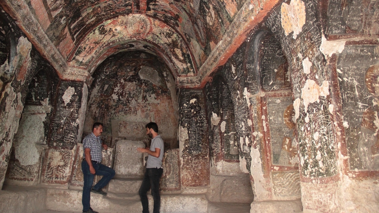 Karabaş, Kubbeli, Yılanlı, Tokalı, Tahtalı ve Geyikli gibi kaya oyma kiliselerin duvarlarında Hazreti İsa ve havarileri ile İncil`den sahnelerin yer aldığı freskler bulunuyor.