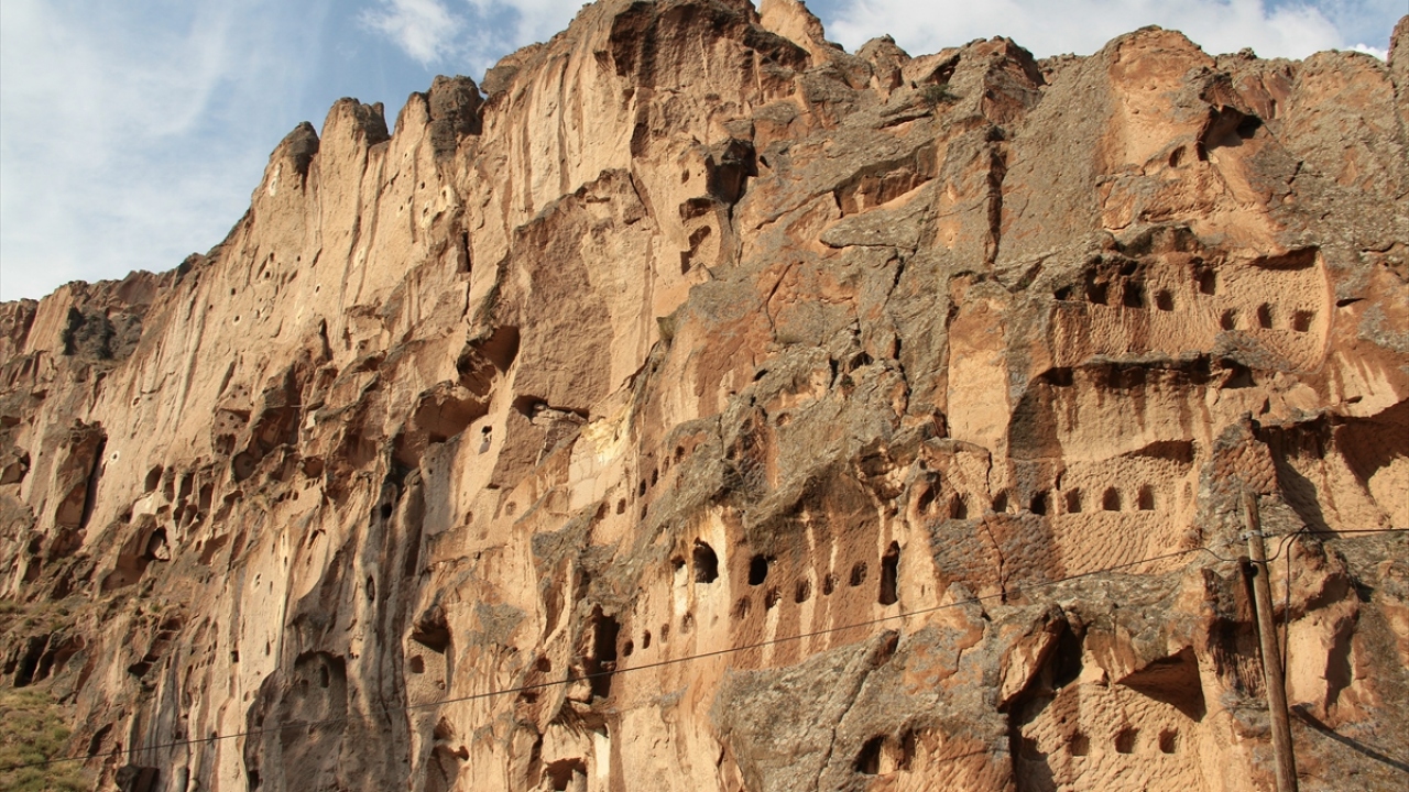 Peribacaları, kayadan oyma kiliseleri, manastırları ve doğal güzellikleriyle öne çıkan Soğanlı Vadisi, Kayseri`nin Yeşilhisar ilçesinde bulunuyor.