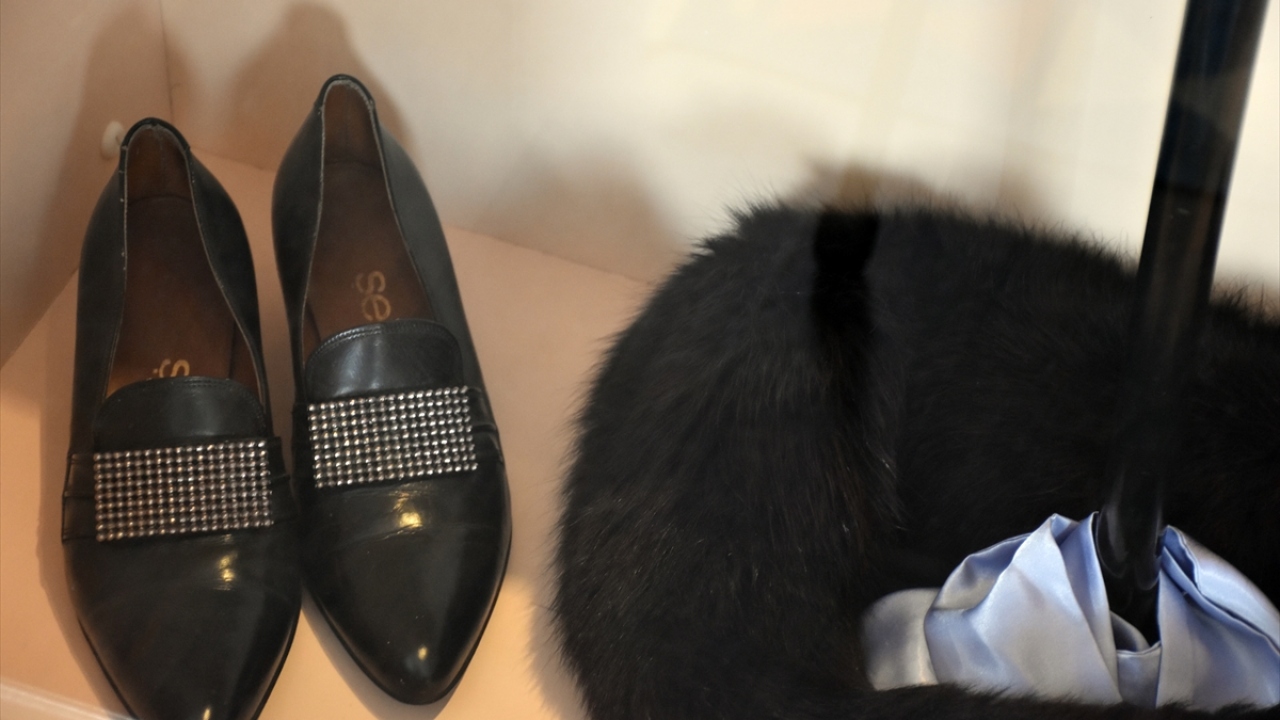 Zeki Müren, sahnelere bir süre ara verdiği için ayrı düştüğü hayranlarıyla 1996`da yeniden buluştuğu TRT Stüdyosu`nda yaşama veda etti.