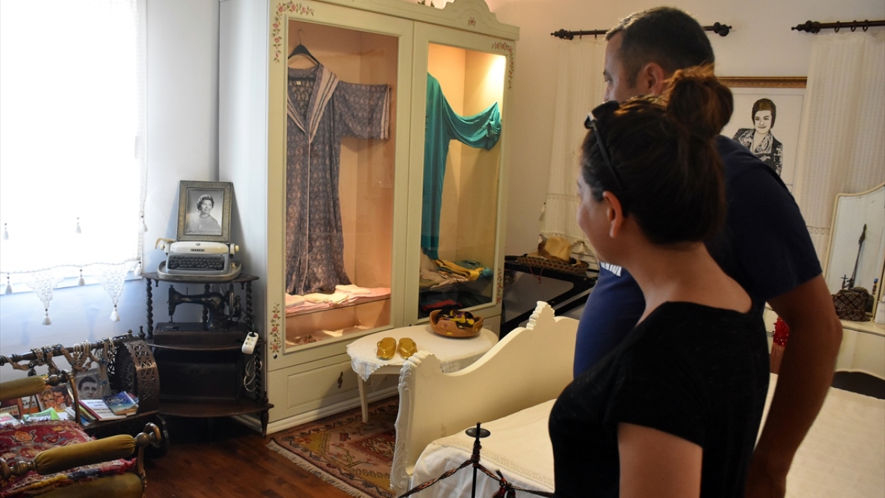 Ancak o, eşsiz yorumu ve dillerden düşmeyen çok sayıda eseriyle gönüllerde yaşamını sürdürüyor.