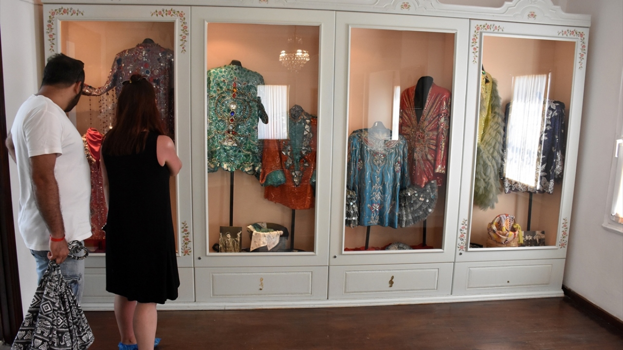 İki katlı müzede sanatçının birçok malzemesinin yanı sıra, kişisel eşyaları, hayranlarından gelen mektuplar, plakları, takıları, ödülleri ve fotoğrafları yer alıyor. 