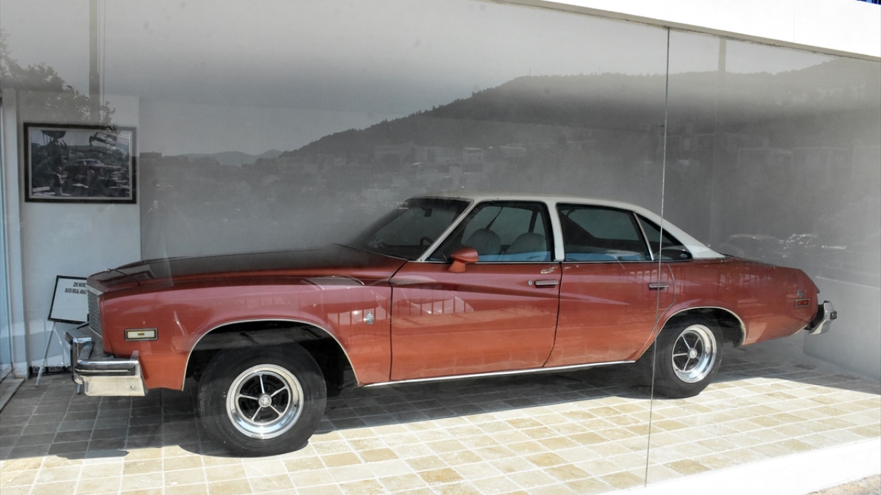 Müren`in 1976 model klasik aracı ile elinde mikrofon tutan bronz heykeli de müzenin bahçesinde sergileniyor.