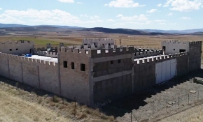 Sivas'ta kale görünümündeki çiftlik