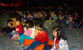 Iğdır Tuzluca'da köy çocukları ilk kez açık havada sinema izledi