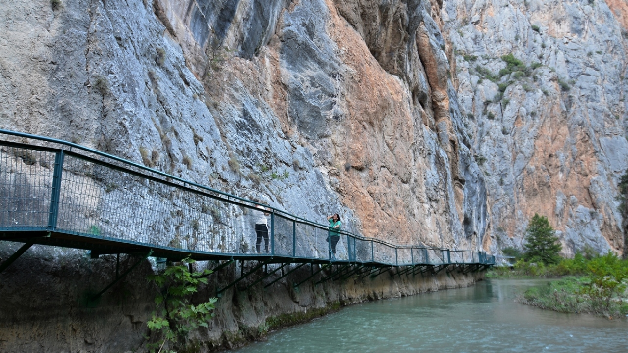 Nehir üzerinde inşa edilen platformda kanyon seyri TRT Haber Foto Galeri