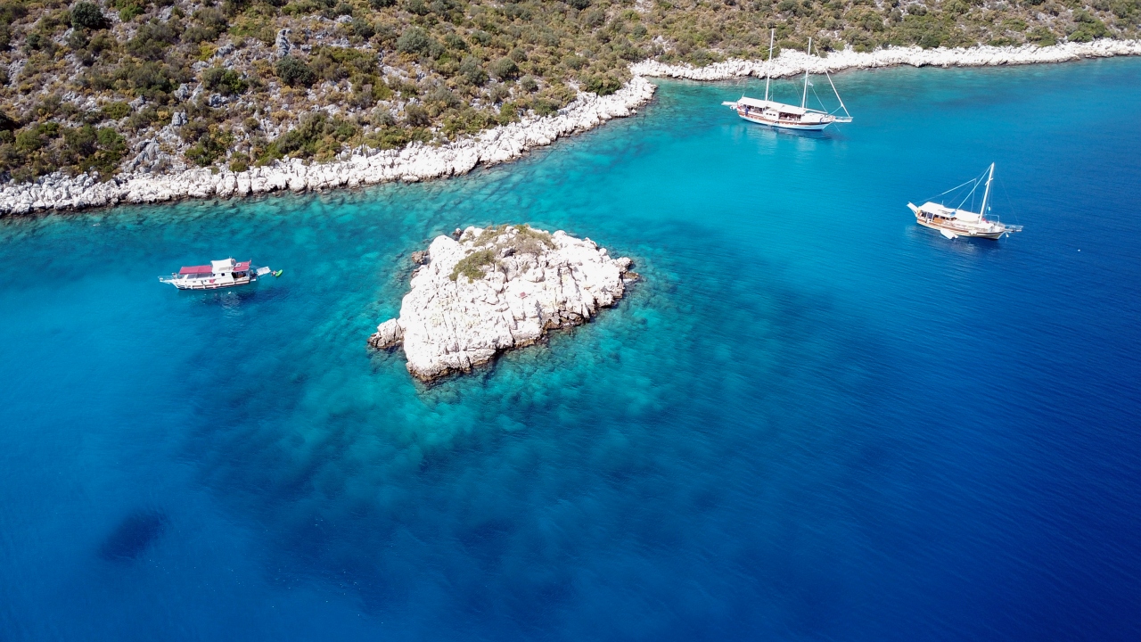 Antalya`da Akdeniz`in derinliklerine batırılan 45 tonluk eski tank, dalgıçların ve su altı meraklılarının ilgi odağı oluyor.