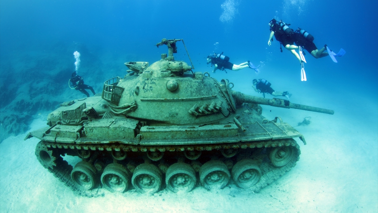 Kaş`ta faaliyet sürdüren Barakuda Dalış Merkezi eğitmenlerinden Barış Şeker, TSK "emeklisi" tankın yoğun talep gördüğünü söyledi.