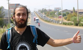 Sadece 2 bin dolar harcayıp otostopla 27 ülke gezdi