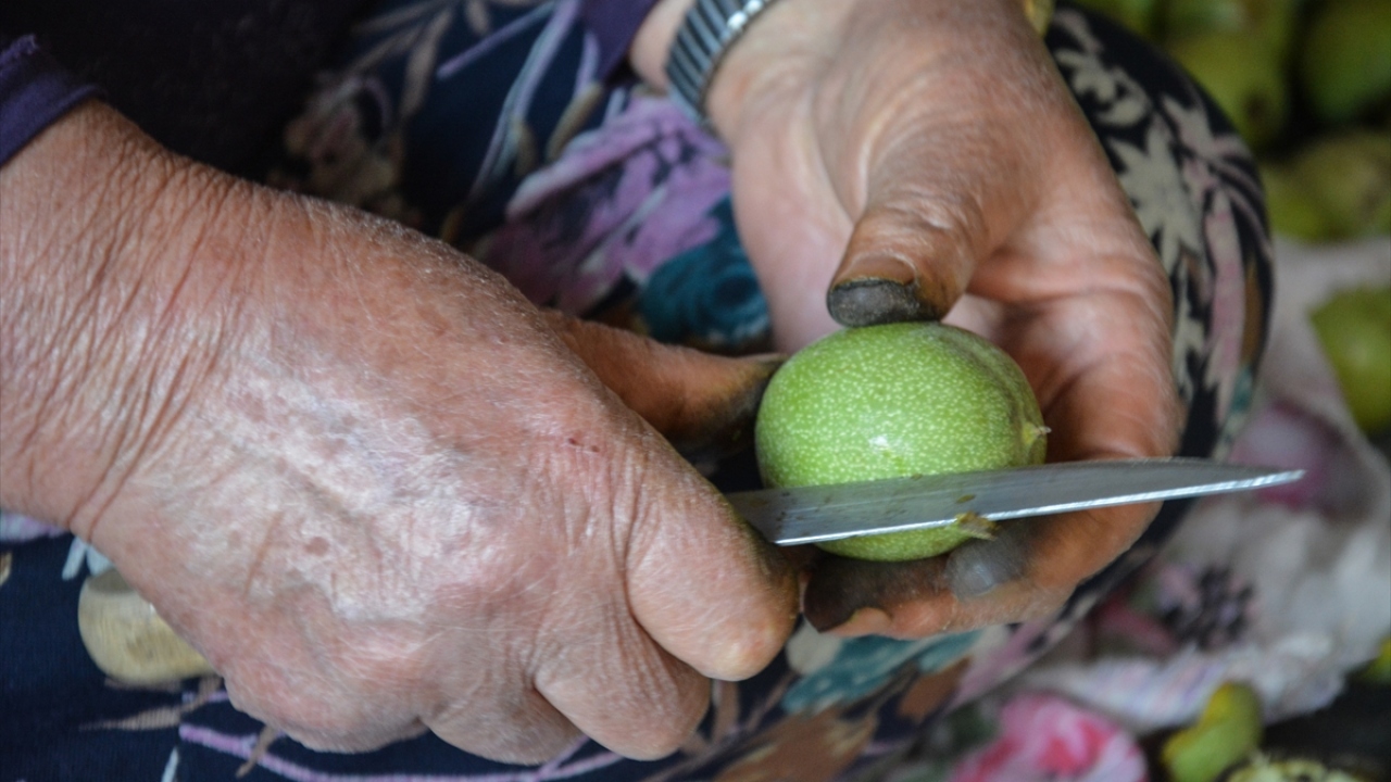 Üreticiler tarafından ilçe merkezi ve mahallelerde bulunan düz alanlarda ve damlarda kurutulan cevizler, bir haftalık sürecin ardından satışa hazır hale getiriliyor. 