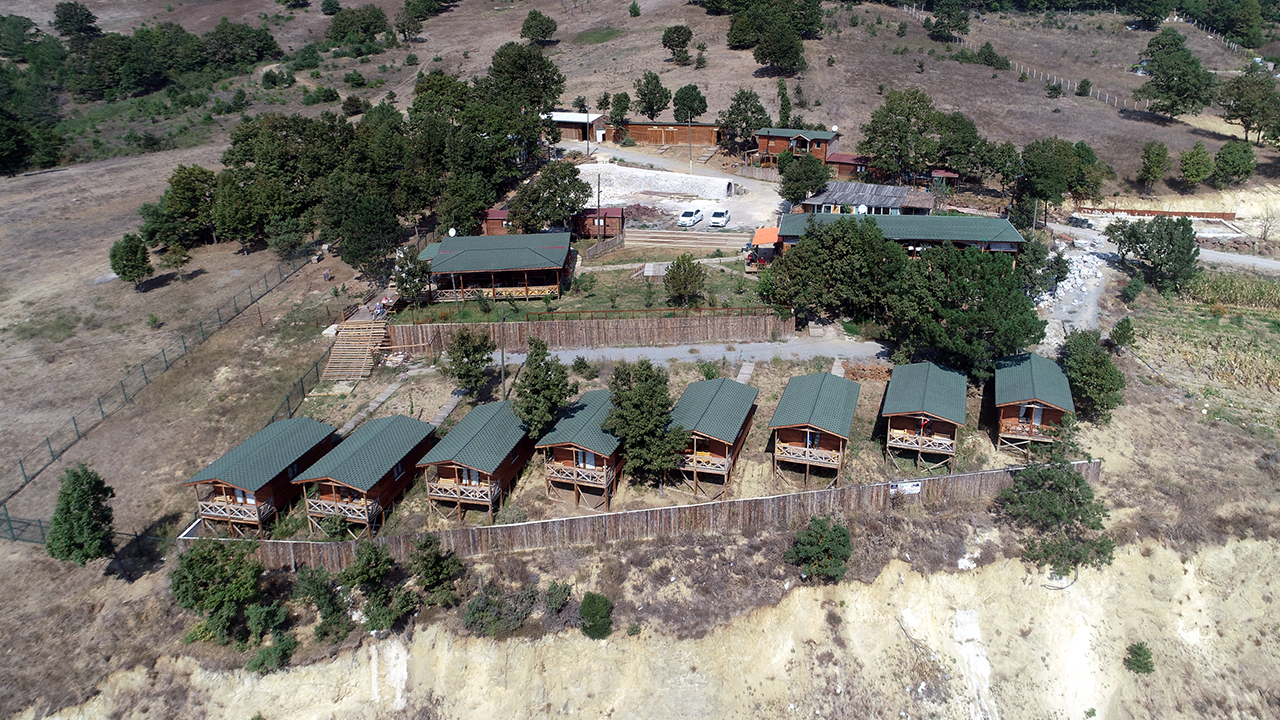İlçenin kırsal Nalınlar Mahallesi`nde 5 dönüm arazide 12 bungalov ile oluşturulan "köy"de konaklayan bağımlıların, el sanatları, tarım ve hayvancılık gibi birçok konuda uğraşı bulunuyor.
