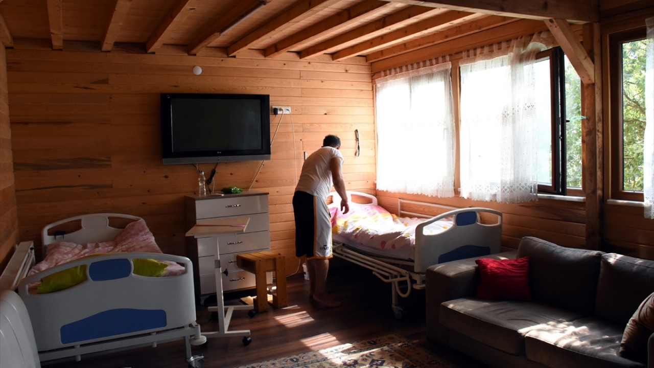 Aynı anda 40 kişiye hizmet verebilen tesiste şimdiye kadar 100`den fazla madde bağımlısı uzman kişilerin destekleriyle yeniden topluma kazandırıldı.