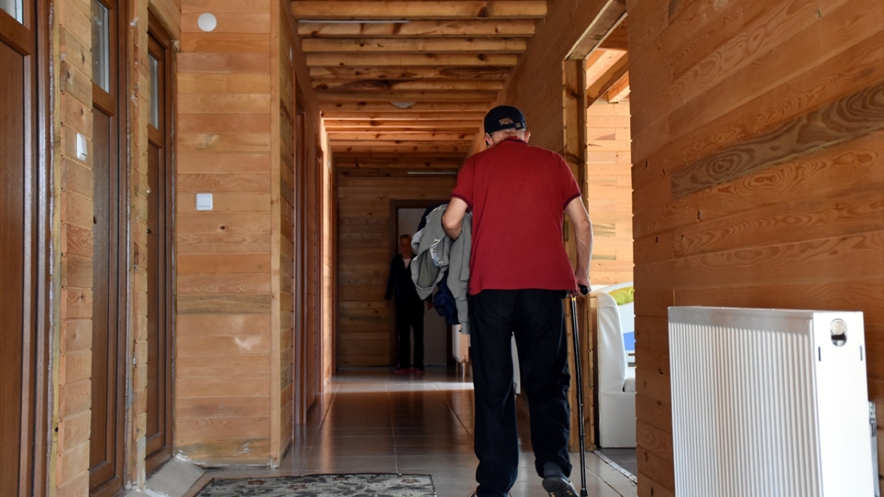 "İnsanlık Köyü"nde şu anda 33 kişiye 4 personelle hizmet verdiklerini aktaran Arıkan, tesiste rehabilitasyonu bitenlerin çoğunun "Biz bıraktık, artık farklı bir hayat yaşıyoruz." düşüncesinde olduğunu belirtti.