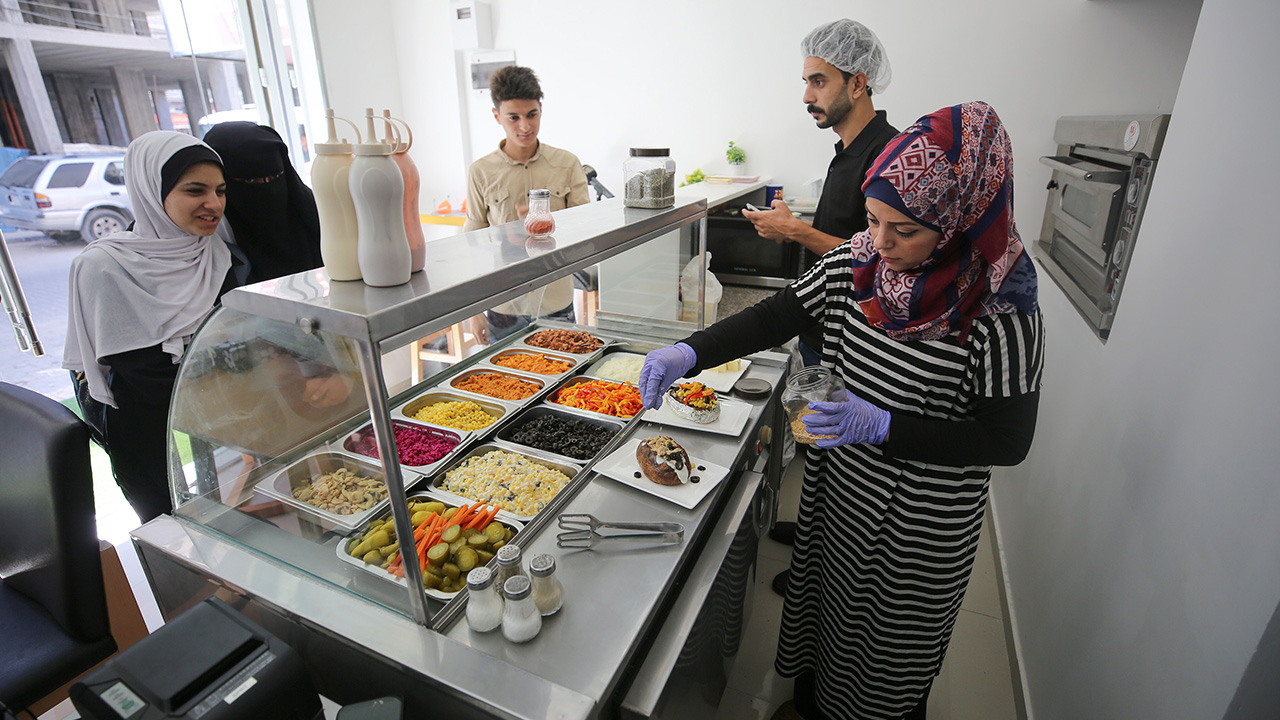 İstanbul`un meşhur sokak lezzetlerinden kumpir, Gazze`nin güneyindeki Han Yunus kentinde Filistinlilerin yeni gözdesi oldu.