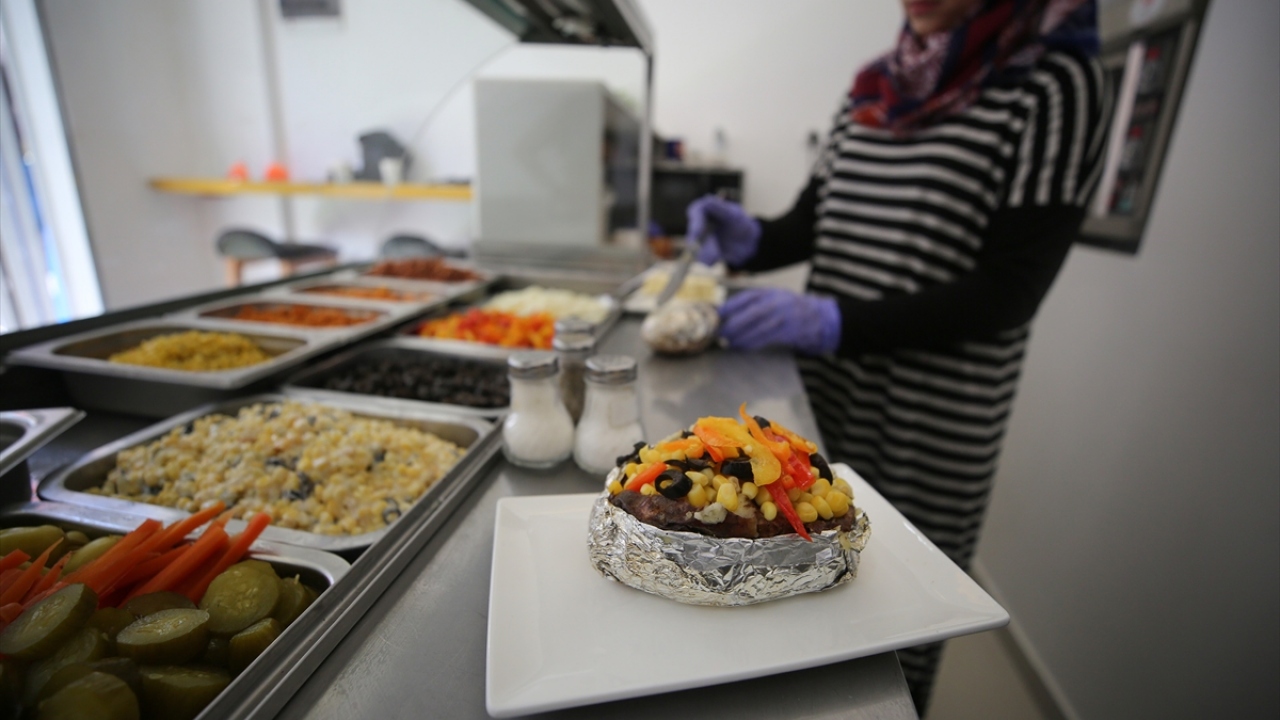 Filistinli Abir el-Hasini ve eşi Bilal`in sadece bir hafta önce açtığı kumpirci dükkanı, büyük bir başarı elde ederek şimdiden Gazze`nin güneyindeki meşhur mekanlar arasına girmeyi başardı.