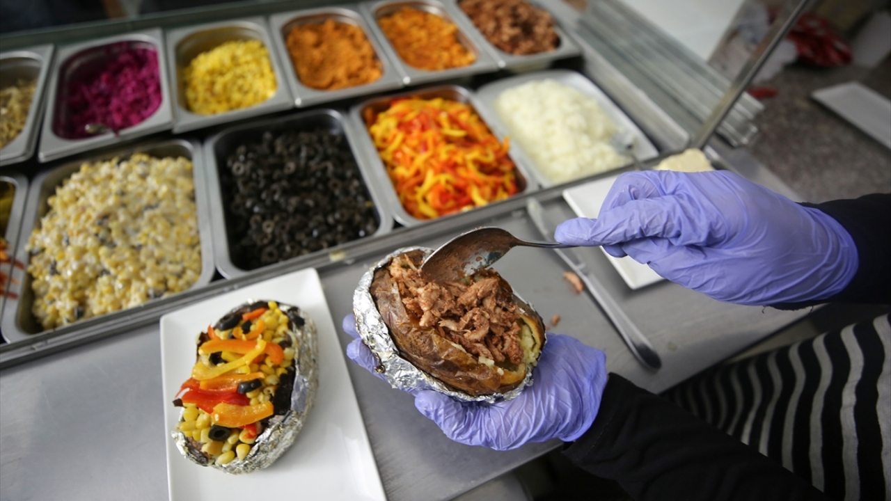 Ana malzemesini patates ve kaşar peynirinin oluşturduğu kumpir, Gazze mutfağına yabancı olmasına rağmen tat avcılarının beğenisini topladı. 