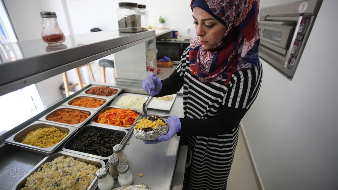 Aslında fen bilgisi öğretmeni olan 30 yaşındaki Hasini, kendi alanı dışındaki başarısız iş tecrübelerinden sonra bu projeyi geliştirdiğini anlattı.