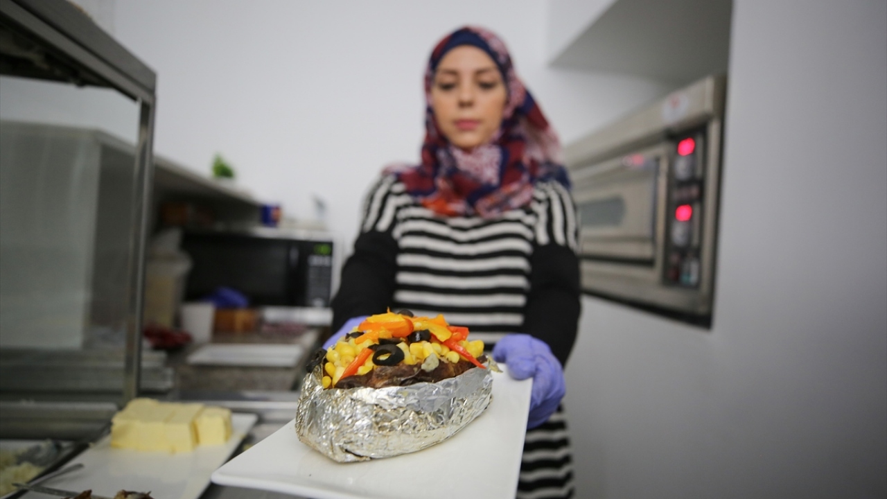 Patatesleri özel fırında pişiriyor