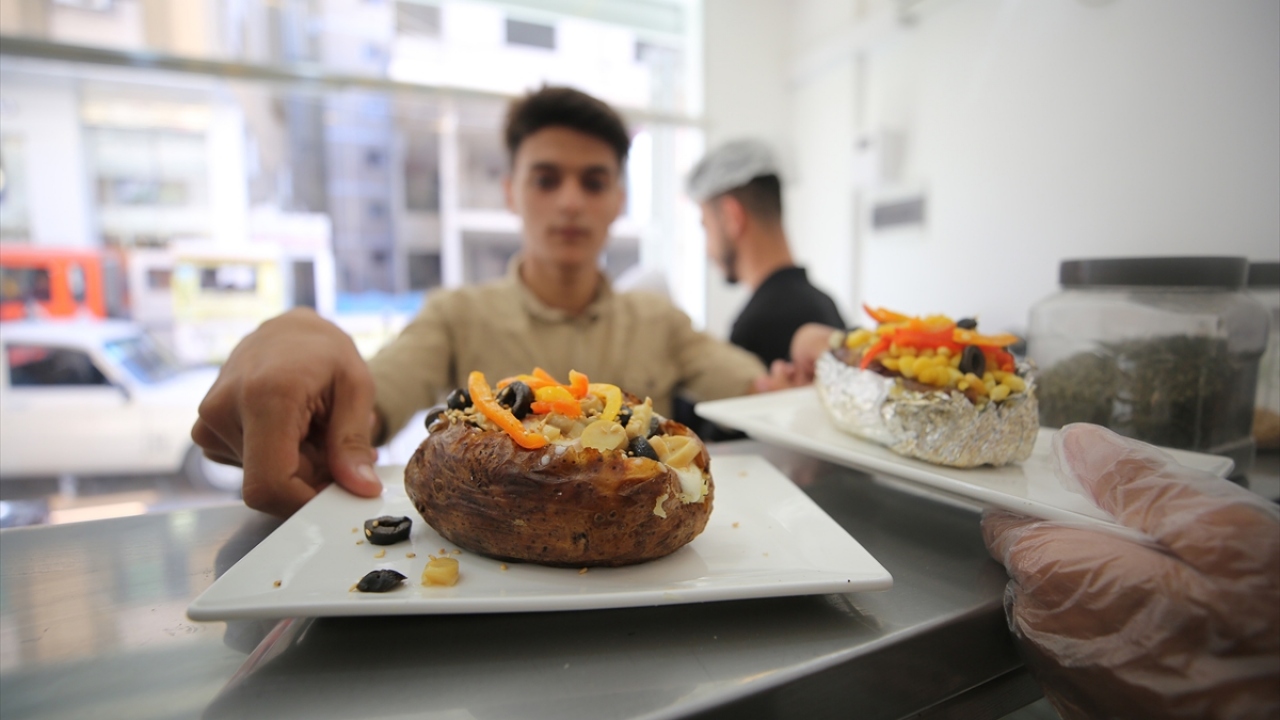 Gelen müşterilere kumpirin nasıl yapıldığını ve malzemelerini anlatarak onları bu farklı sokak lezzetini tatmaya teşvik eden Hasini, dükkanının açılışının ilk haftasında günlük 80`den fazla kumpir sattığını aktardı.